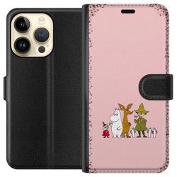 Kompatibelt Lommeboketui til Apple iPhone 15 Pro Klassisk gruppemotiv med Mummi-figurer og venner mot rosa bakgrunn
