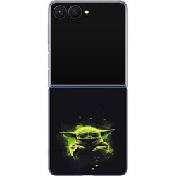 Kompatibelt Mobildeksel til Samsung Galaxy Z Flip8 Mørkt fantasimotiv med et lite grønt romvesen, store øyne og lysende grønne detaljer mot svart bak