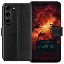 Kompatibelt Lommeboketui til Samsung Galaxy S24+ Apokalyptisk scene med brennende himmel og Hawkins-skilt i Stranger Things-følelse