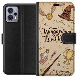 Kompatibelt Lommeboketui til Motorola Moto G23 Harry Potter Wingardium Leviosa illustrasjon - magisk Harry Potter tema med trollstav, Snitch og hatt