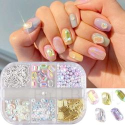 6 rhinestones i forskjellige størrelser i en boks - Negledekorasjoner