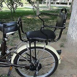 Sähköpolkupyörän takaistuin, maastopyörän lastenistuin korkealla esteellä Boris