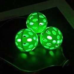 Hehku pimeässä Pickleball-pallot: LED valaisee pickleball-pallon, USAPA: n vakio ulkona 40-reikäinen PickleBalls vihreällä valolla 4-pakkaus LED-va...