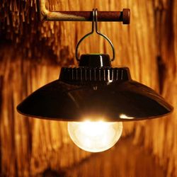 LED-retkeilyvalaisin sisäänrakennetulla akulla ja koukulla - lämmin valo riippuva tunnelmalamppu telttoihin Musta