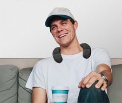 Flye Kaulapanta Bluetooth-kaiutin, kaulakaiutin Bluetooth langaton, puettava kaiutin, todellinen 3D-stereoääni, kannettavat äänivaatteet, IPX4, kot...