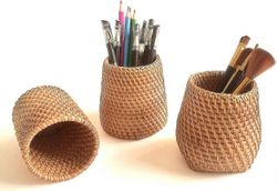 Käsintehty meikkiharjan pidike pöytään, Rottinkikynäkuppi (sylinteri)