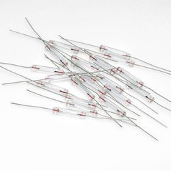 10 uuden metrin autovalo Polttimot auton valo 8V 100 mA aksiaalinen tyyli johtimilla sopii ajoneuvoyksikön mittareihin ja kelasta kelaan nauhurit v...