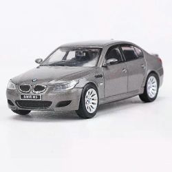 1:64 M5 E60 -metalliseosmalliauto kuudelle värille HARMAA