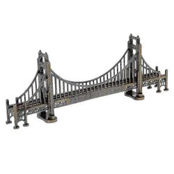 Retrometallinen Golden Gate -sillan patsas