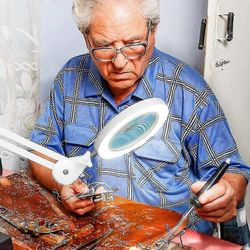 2025 LED-suurennuslasi 5 diopterin suurennuslasilla ja säädettävällä valolla askartelun lukemiseen ja tarkkuustyöhön