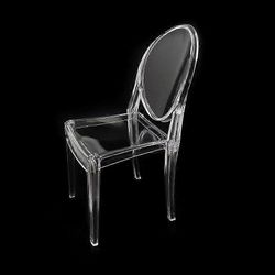 2 läpinäkyvää muovista kristallista ruokapöydän tuolia vuosisadan puolivälin nukkekotiin