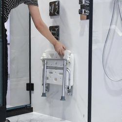 Taitettava suihkupenkki seinälle asennettava käännettävä kylpyistuin ruuvattava kylpyhuoneen tuolijakkara liukumattomilla jaloilla