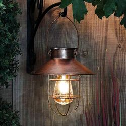 Vintage-metallinen ulkona roikkuva aurinkolyhty lämpimillä led-valoilla pihapihalle patiopuu aurinkomaisema valaistus vintage kupari