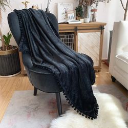 Linkrunning Flannel tæppe med pompom frynser Letvægts hyggelig seng tæppe blød kaste tæppe pasform sofa sofa velegnet til hele sæsonen (sort, 51''x...