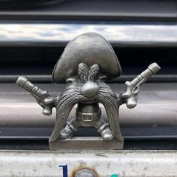 Unbrand Kojoottihupun koriste, sarjakuva vintage-auton sisustus, metallinen huppukoriste, sopii kaikentyyppisiin autoihin B