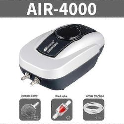 Pond-ilmapumpun ilmastinsarja jopa 1000 gallonan koi-lammikoille, joissa on kaksinkertainen ulostulo Airline-letku ja ilmakivet 4000