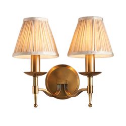 Interiors 1900 Lighting Stanford 2 Lys Indendørs Twin Candle Wall Light Antikke Messing med Beige Shades, E14