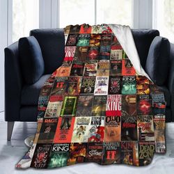 Kerota Stephen Kingin kirjojen täydellinen kokoelma. Flanellihuopa, kevyt ja mukava vuodepeitto pehmeille sohville, tuoleille, sohvaryhmille ja toi...