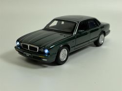 Jaguar XJ6 vihreä LHD 1:32 mittakaavavalo ja ääni Tayumo 32110015