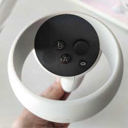 Oculus Quest 1 ja 2/Rift S VR -ohjain, jossa on koskettavat peukalosauvat ja suojakorkit