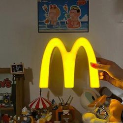 Jdd Power Luovuus LED McDonald's yövalo ladattava M-kirjain yöpöydän lampun lahja