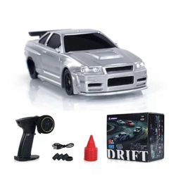 Unbrand 1:43 Valmis ajamaan Drift Race Car Radio Control Toy Car 4WD Renkaat Liikennekartiot js