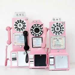 Vaaleanpunainen puhelinrekvisiitta - retrotyylinen seinäkoriste lankapuhelimelle, saatavilla 50 cm ja 60 cm kokoisina