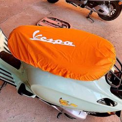 1kpl moottoripyörän vedenpitävä istuinpäällinen joustava lisävarustekotelo Vespa GTS300 150 pölytiivis sateenpitävä kansi-hyvä Oranssi GTS300-tyyli