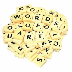 A-z muoviset scrabble-laatat aakkoset kirjaimet pistenumeroilla 100 pcs