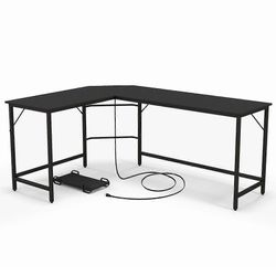 CWY L-muotoinen tietokonepöytä pistorasialla ja CPU-jalusta ja Tukeva metallirunkoinen kulmapöytä musta