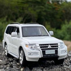 Toy Cars 1:32 Mitsubishi PAJERO SUV Alloy Car Malli Painevalettu lelu Vehicle Metalli Auto Mallikokoelma Ääni ja valo Simulaatio Lasten lahja Valko...