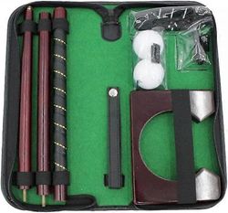 Golfputterin setti, golfputtausvalmentaja palloreikäkupilla ja laatikolla sisägolfin puttausharjoitteluun