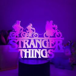 Qinwei Stranger Things yövalo 3D LED illuusiolamppu 16 värin kaukosäätimellä lasten makuuhuoneen koristeisiin valo - musta istuin