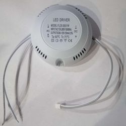 LED-ohjaimen valomuuntajan virtalähde LED-lampulle / polttimolle pyöreä kuori-yu 1PC