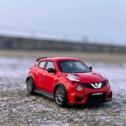 Huiyun 1/64 Nissan JUKE R SUV -kevytmetalliautomalli painevalettu metallilelu miniautomalli simulointi pienoismittakaavan kokoelma lasten lahja Pun...