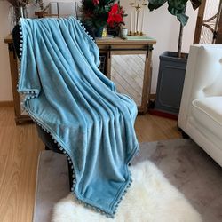 Linkrunning Flannel tæppe med pompom frynser Letvægts hyggelig seng tæppe blød kaste tæppe pasform sofa sofa velegnet til hele sæsonen (lyseblå, 51...