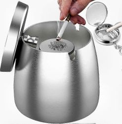 Tuulenpitävä ruostumattomasta teräksestä valmistettu tuhkakuppi kannella ja liukumattomalla pohjalla sisä- ja ulkokäyttöön Kultaa L