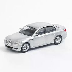 1:64 M5 E60 -metalliseosmalliauto kuudelle värille Hopea