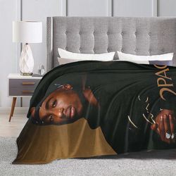 Kerota Tupac 2Pacin inspiroima erittäin pehmeä flanellipeitto, joka sopii täydellisesti rap-harrastajille. Tämä lämmin ja viihtyisä huopa on ihante...