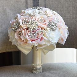 Mikasa Runde Blush Bryllup Teardrop Butterfly Broche Bouquet ElfenbenHvid