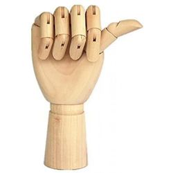 Puinen käsimalli puutaiteilija piirtää manikin mallinukke joustavilla sormilla