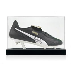 Exclusive Memorabilia Kenny Dalglish allekirjoitti Puma King -jalkapallokengän. Vitriinissä