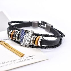 Jwl-nyligen klassisk Japan Anime Attack På Titan Armband Träpärlor Flerskikt Läderarmband Punk Black Wrap Armband Accessorie 2 one size