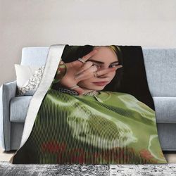 Kerota Billie Eilishin luovalla inspiraatiolla suunniteltu erittäin pehmeä flanellipeitto, joka sopii täydellisesti olohuoneen, makuuhuoneen, toimi...