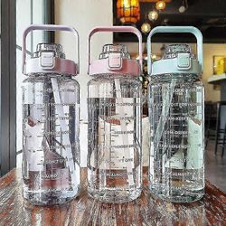 2l kannettavat suuren kapasiteetin vesipullot Fitness-vesikannu aikamerkillä Musta