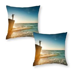 Person på Cliff Throw Pillow Covers Set