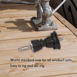 Purjepohja 360 säädettävä purjelautailumaston pohja raskas purjelautailu pohjapurje seisoo laudalla purjelaudan lisävaruste musta