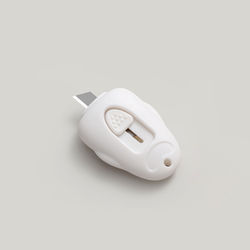 Pieni yleisveitsi avaimenperäreikällä White