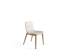 Silla comedor tapizada en tela y estructura de patas en madera de fresno pintado en color nogal.