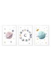 Set 3 cuadros infantiles formado por cuadro con planeta rosa, cuadro con planetas en círculo y cuadro con planeta azul.